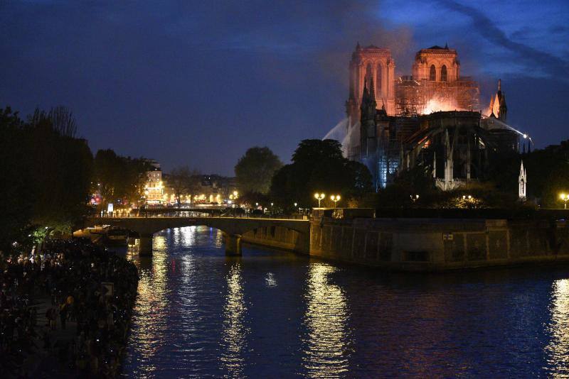 El fuego registrado en el interior de la catedral ha dejado una gran columna de humo que se ve desde diferentes puntos de la ciudad.