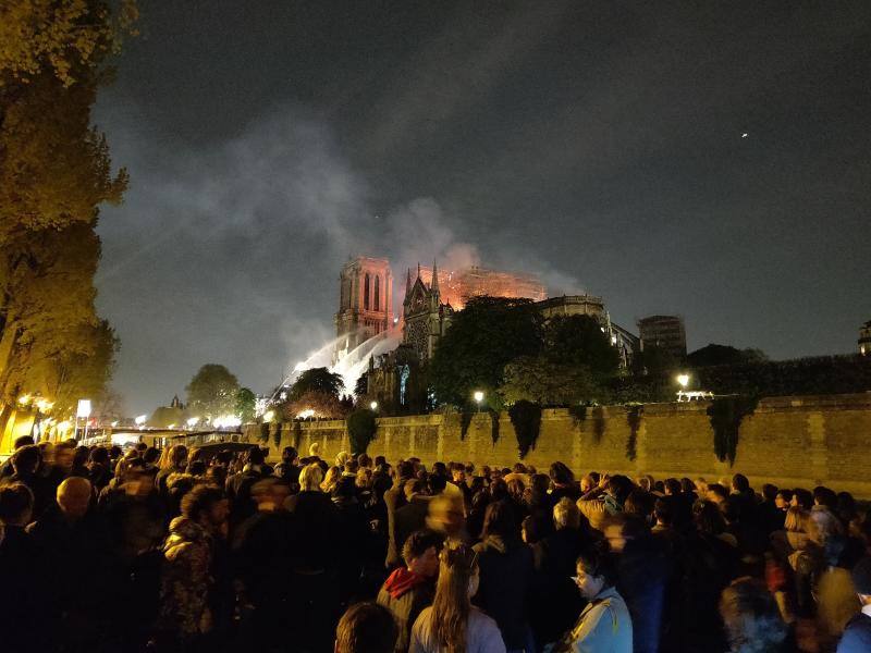 El fuego registrado en el interior de la catedral ha dejado una gran columna de humo que se ve desde diferentes puntos de la ciudad.