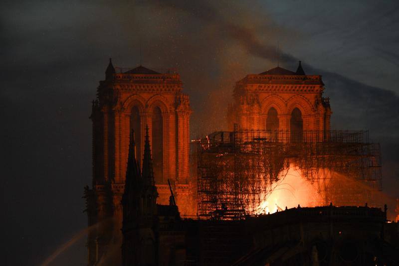 El fuego registrado en el interior de la catedral ha dejado una gran columna de humo que se ve desde diferentes puntos de la ciudad.