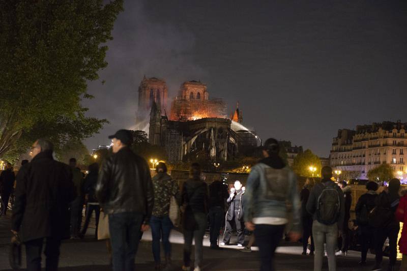 El fuego registrado en el interior de la catedral ha dejado una gran columna de humo que se ve desde diferentes puntos de la ciudad.