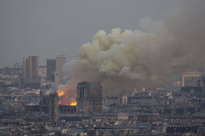 El fuego registrado en el interior de la catedral ha dejado una gran columna de humo que se ve desde diferentes puntos de la ciudad.