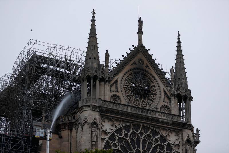 El fuego registrado en el interior de la catedral ha dejado una gran columna de humo que se ve desde diferentes puntos de la ciudad.