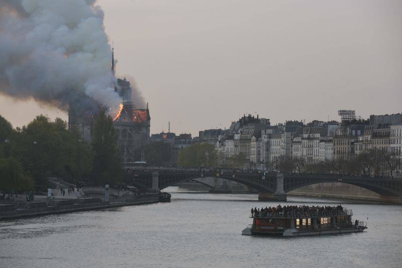 El fuego registrado en el interior de la catedral ha dejado una gran columna de humo que se ve desde diferentes puntos de la ciudad.