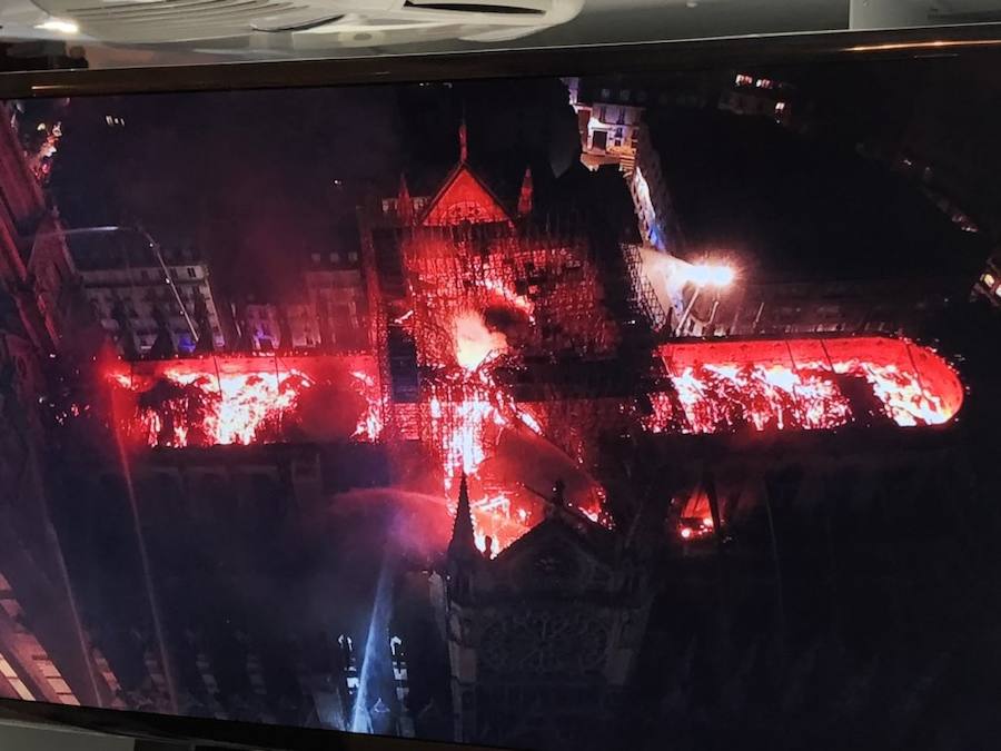 El fuego registrado en el interior de la catedral ha dejado una gran columna de humo que se ve desde diferentes puntos de la ciudad.