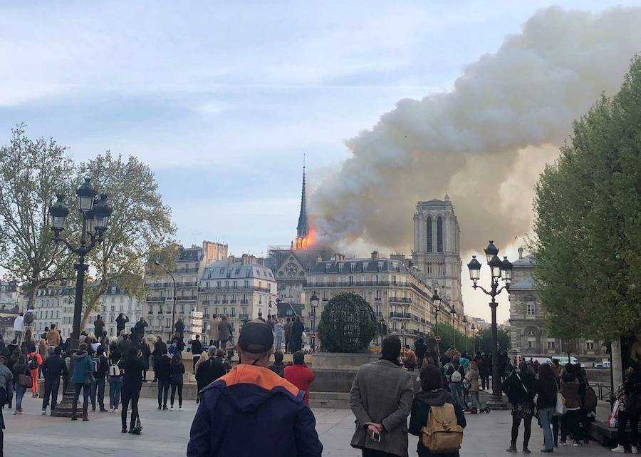 El fuego registrado en el interior de la catedral ha dejado una gran columna de humo que se ve desde diferentes puntos de la ciudad.