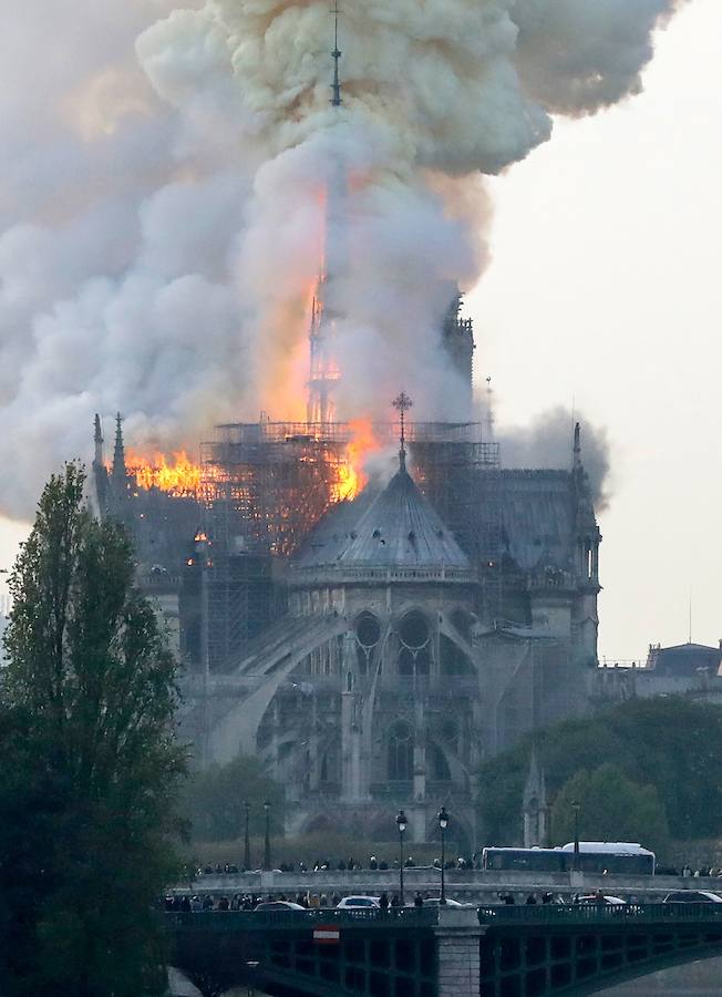 El fuego registrado en el interior de la catedral ha dejado una gran columna de humo que se ve desde diferentes puntos de la ciudad.