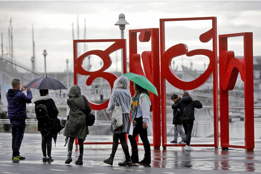 El lunes de Semana Santa ha arrancado gris y con chubascos en Gijón, una jornada poco apetecible para pasear y hacer turismo