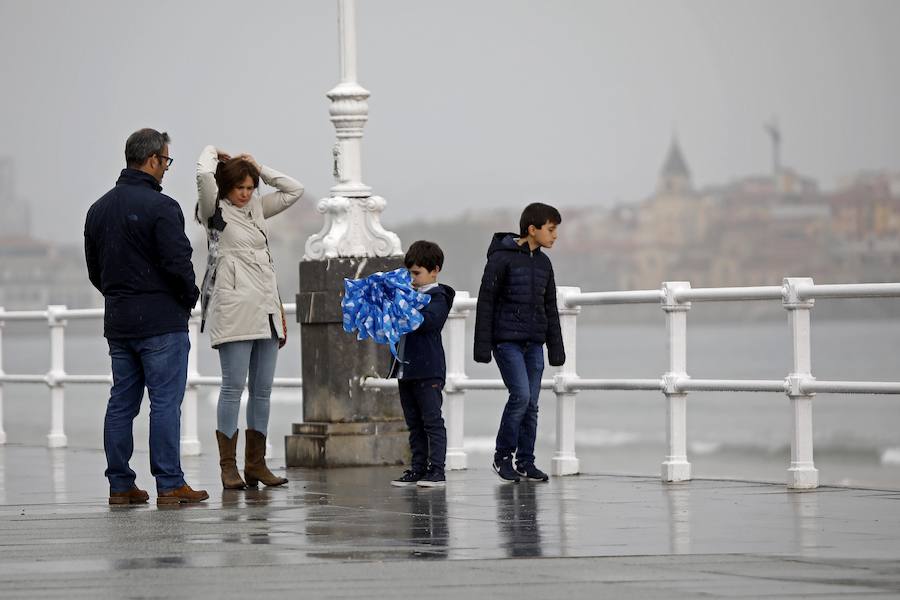 El lunes de Semana Santa ha arrancado gris y con chubascos en Gijón, una jornada poco apetecible para pasear y hacer turismo