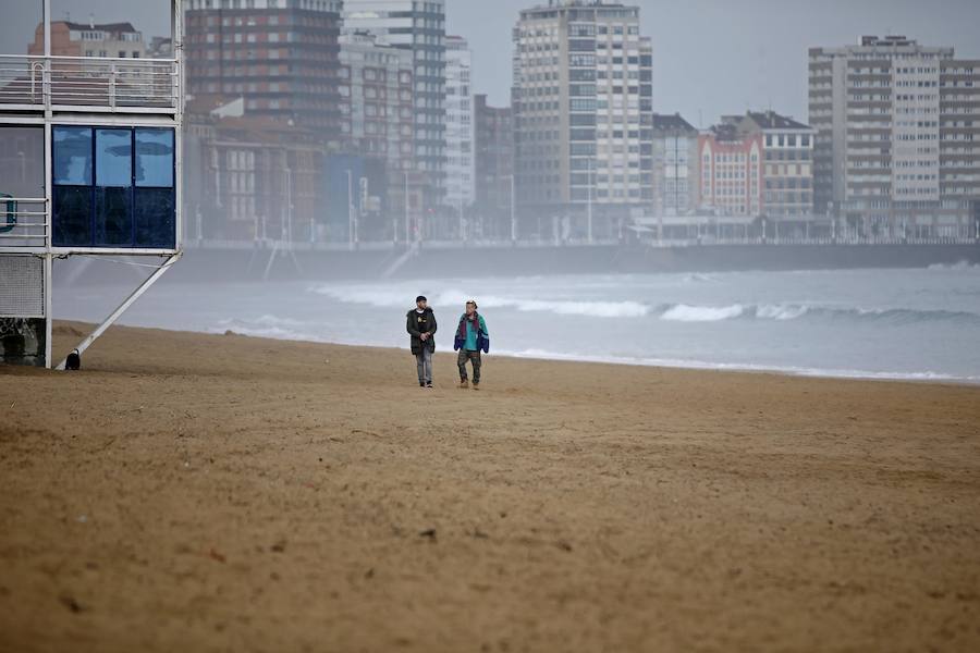 El lunes de Semana Santa ha arrancado gris y con chubascos en Gijón, una jornada poco apetecible para pasear y hacer turismo