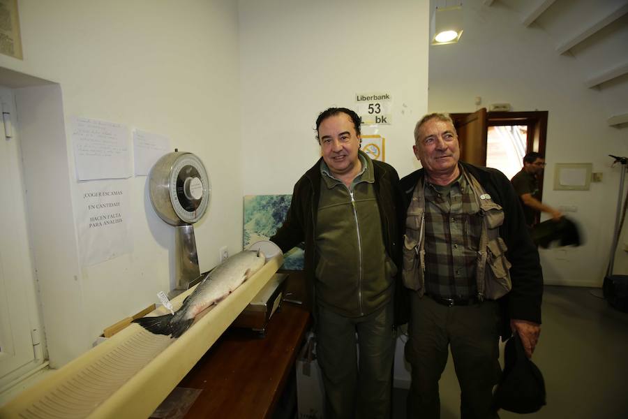 Fernando López Castro, a la izquierda, con Laureano Toraño, en el precinto de Siejo (Panes), durante el pesaje del campanu.