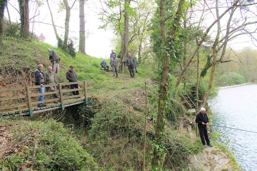 Un ribereño lanza una varada en el Sella.