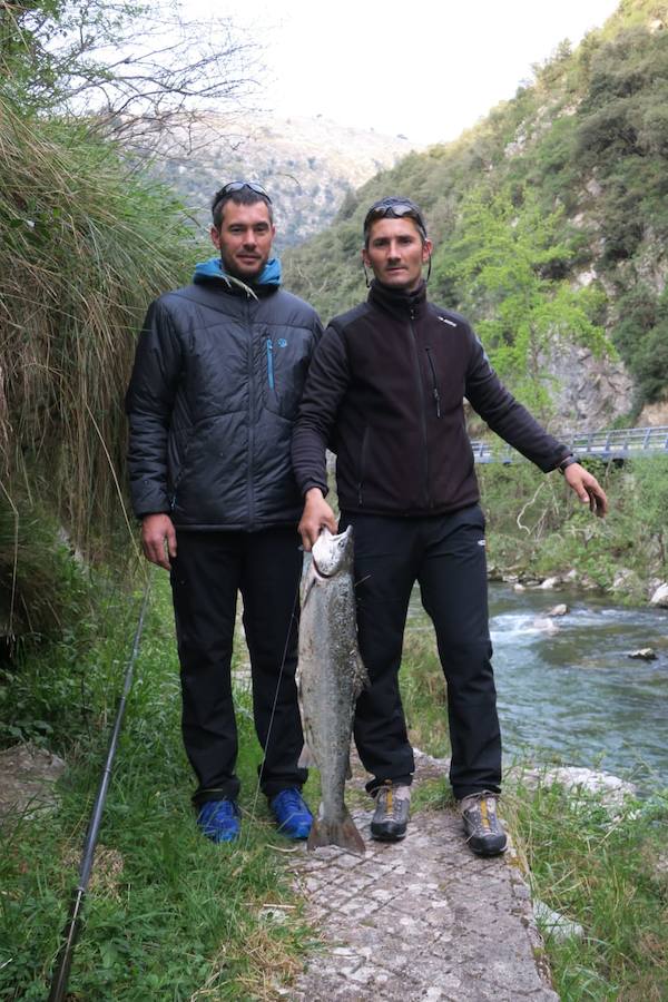 José Félix Fernández, a la derecha, con su hermano Rubén, pescaron el segundo ejemplar del río. 