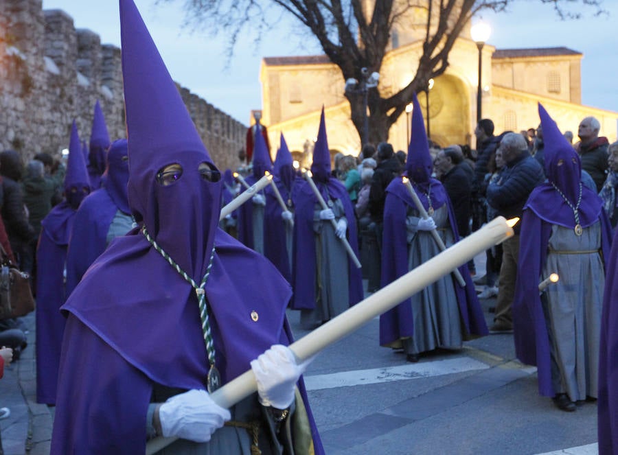 La procesión del Martes Santo congregó a numerosas personas en su recorrido