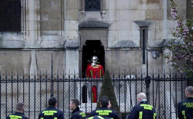 Bomberos y policias salvan las reliquias de la catedral