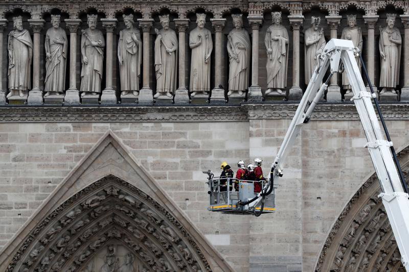 La Fiscalía de París ha informado de que se ha abierto una investigación del fuego que desde la tarde de este lunes destrozó la cubierta y la aguja del templo francés.