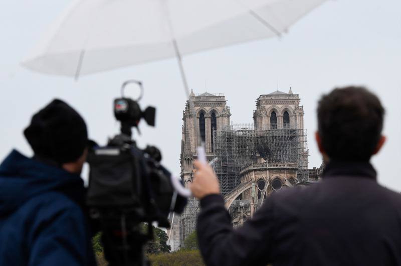 La Fiscalía de París ha informado de que se ha abierto una investigación del fuego que desde la tarde de este lunes destrozó la cubierta y la aguja del templo francés.