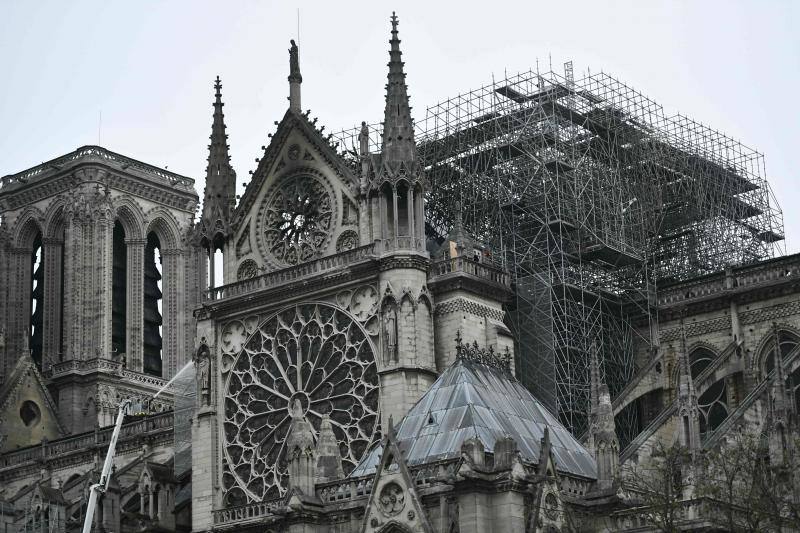 La Fiscalía de París ha informado de que se ha abierto una investigación del fuego que desde la tarde de este lunes destrozó la cubierta y la aguja del templo francés.