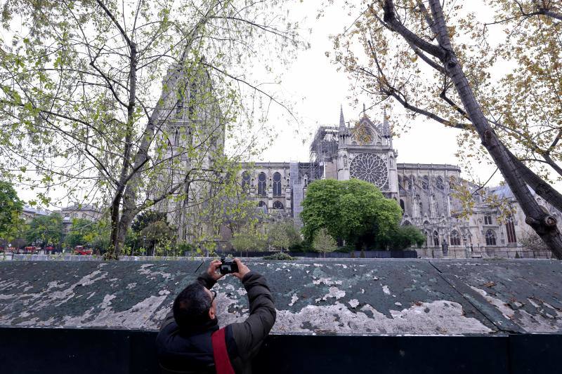 La Fiscalía de París ha informado de que se ha abierto una investigación del fuego que desde la tarde de este lunes destrozó la cubierta y la aguja del templo francés.