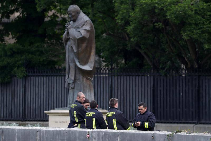 La Fiscalía de París ha informado de que se ha abierto una investigación del fuego que desde la tarde de este lunes destrozó la cubierta y la aguja del templo francés.