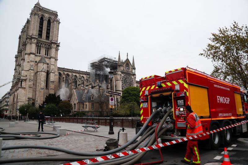 La Fiscalía de París ha informado de que se ha abierto una investigación del fuego que desde la tarde de este lunes destrozó la cubierta y la aguja del templo francés.