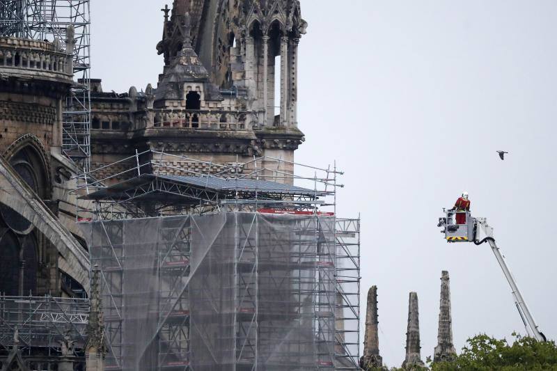 La Fiscalía de París ha informado de que se ha abierto una investigación del fuego que desde la tarde de este lunes destrozó la cubierta y la aguja del templo francés.