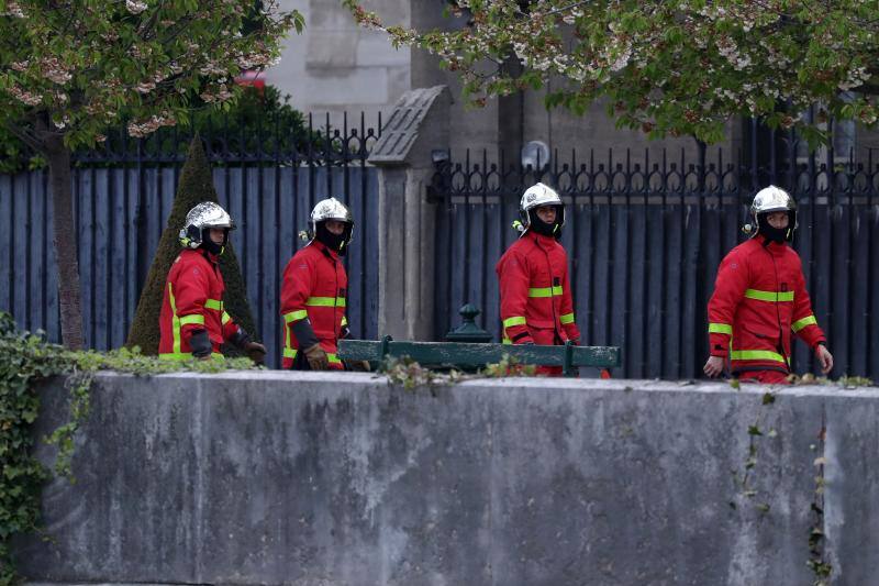 La Fiscalía de París ha informado de que se ha abierto una investigación del fuego que desde la tarde de este lunes destrozó la cubierta y la aguja del templo francés.