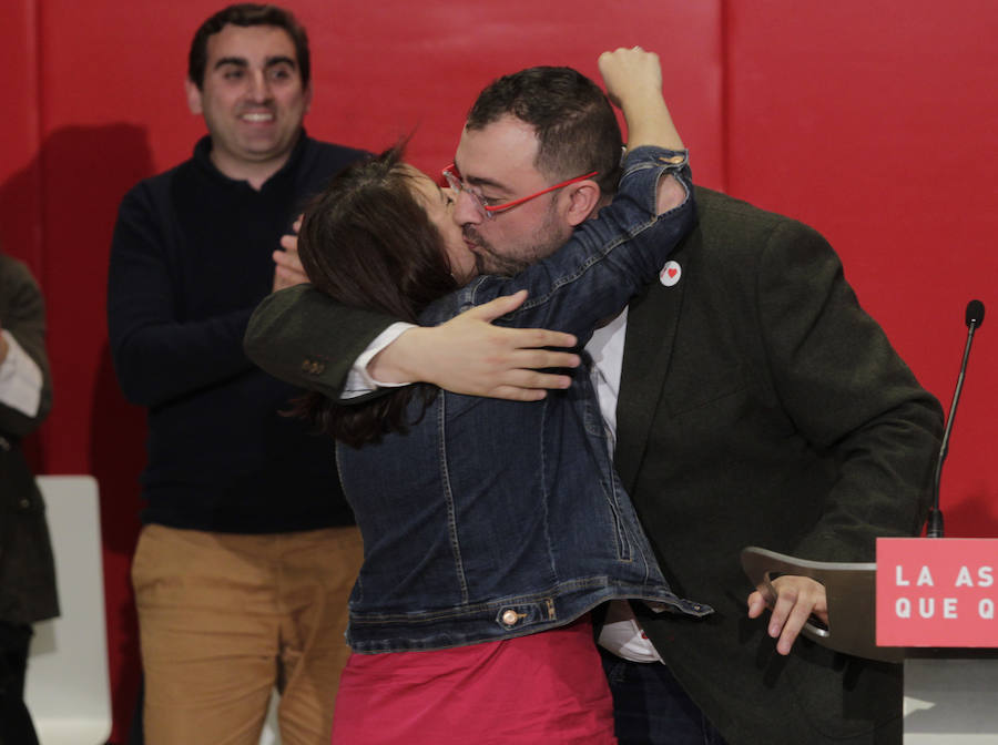 Tras visitar el casco antiguo de Oviedo junto a la vicesecretaria del PSOE, Adriana Lastra, el líder de la Federación Socialista Asturiana, Adrián Barbón, y el alcalde de la capital asturiana, Wenceslao López, la vicepresidenta del Gobierno ha participado en un mitin en el auditorio Príncipe Felipe ante unas 400 personas.
