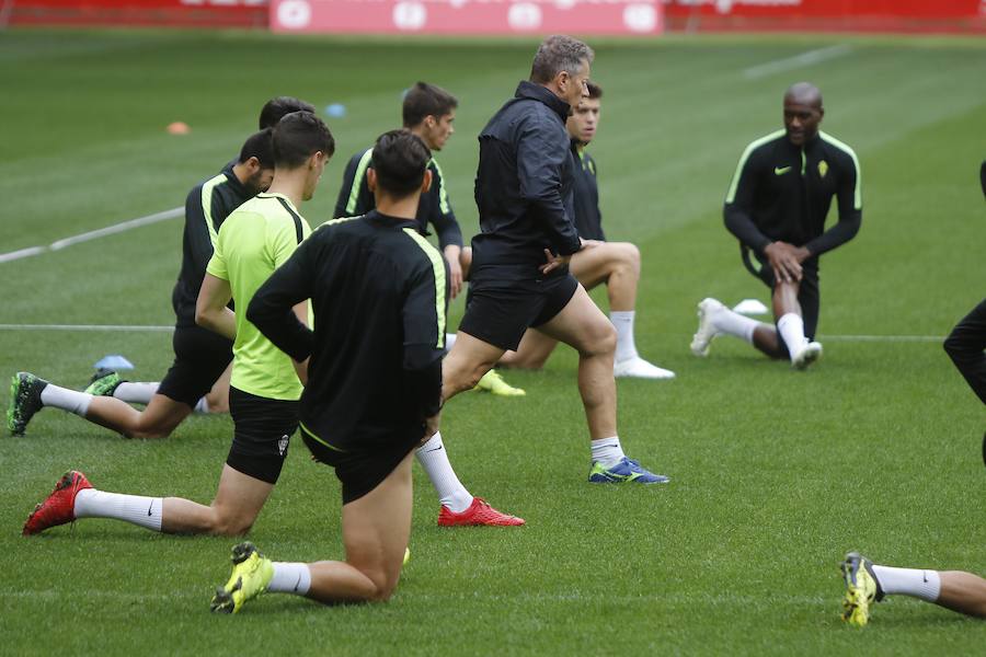 Fotos: Entrenamiento del Sporting en El Molinón a puerta cerrada