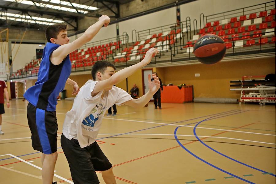  Parte de la plantilla del equipo gijonés de LEB Plata, con Osayande, Martyce, Prinsloo y Djordjevic a la cabeza, acudió al pabellón de Perchera para participar en una sesión con los jóvenes. El campus finalizó con éxito de participación al cubrir las setenta plazas disponibles para esta segunda edición