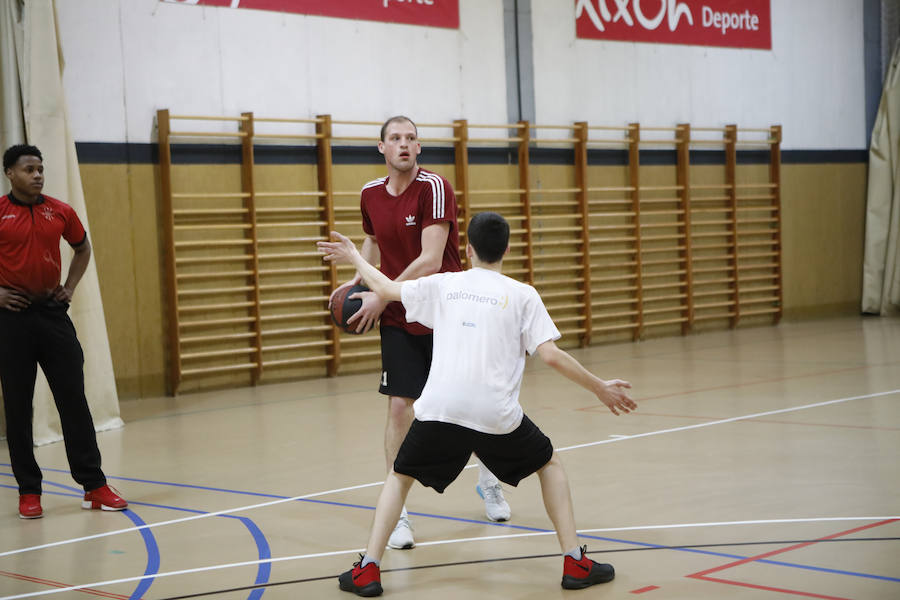  Parte de la plantilla del equipo gijonés de LEB Plata, con Osayande, Martyce, Prinsloo y Djordjevic a la cabeza, acudió al pabellón de Perchera para participar en una sesión con los jóvenes. El campus finalizó con éxito de participación al cubrir las setenta plazas disponibles para esta segunda edición