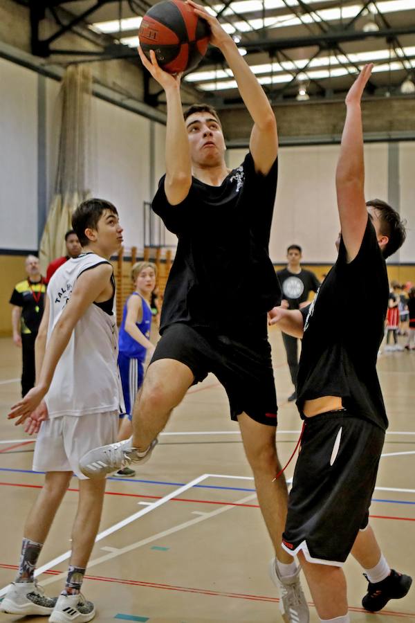  Parte de la plantilla del equipo gijonés de LEB Plata, con Osayande, Martyce, Prinsloo y Djordjevic a la cabeza, acudió al pabellón de Perchera para participar en una sesión con los jóvenes. El campus finalizó con éxito de participación al cubrir las setenta plazas disponibles para esta segunda edición