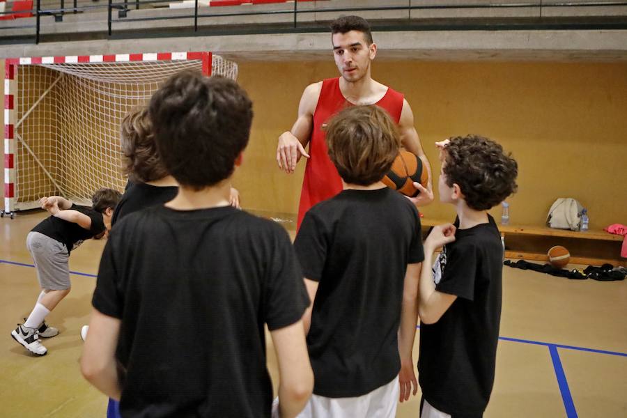  Parte de la plantilla del equipo gijonés de LEB Plata, con Osayande, Martyce, Prinsloo y Djordjevic a la cabeza, acudió al pabellón de Perchera para participar en una sesión con los jóvenes. El campus finalizó con éxito de participación al cubrir las setenta plazas disponibles para esta segunda edición
