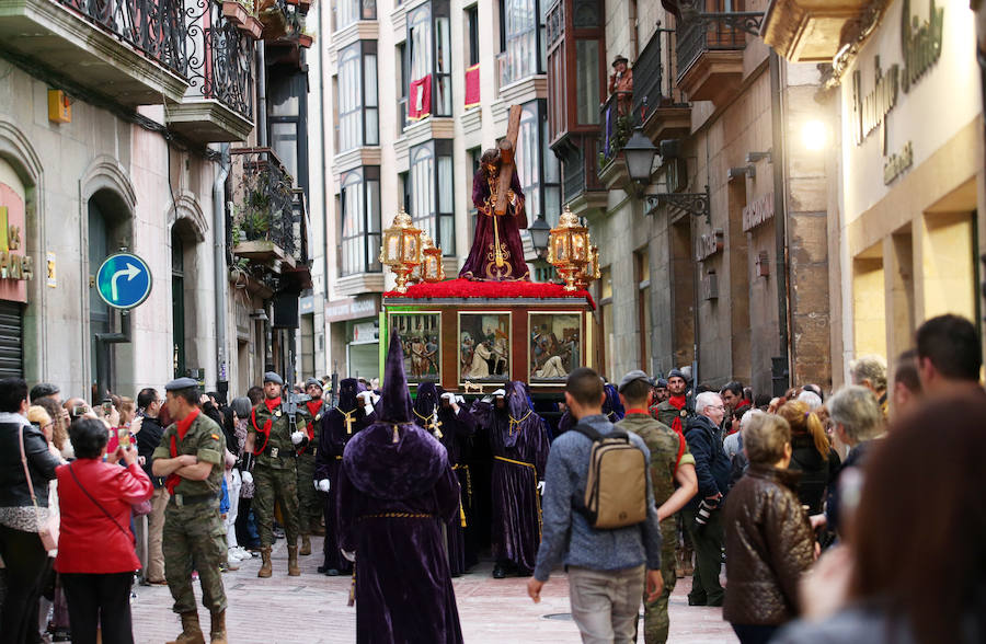 La imagen de El Nazareno junto a La Dolorosa en la plaza del Ayuntamiento fue uno de los momentos más especiales del recorrido.