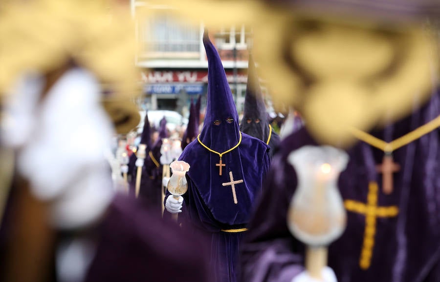 La imagen de El Nazareno junto a La Dolorosa en la plaza del Ayuntamiento fue uno de los momentos más especiales del recorrido.