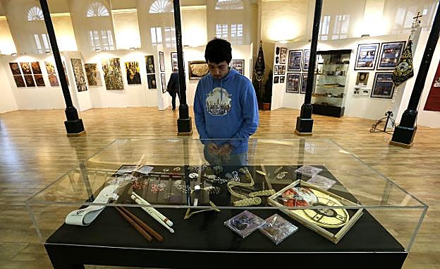 Un joven observa la muestra de Los Estudiantes, que se puede visitar hasta hoy en la plaza de Trascorrales. 