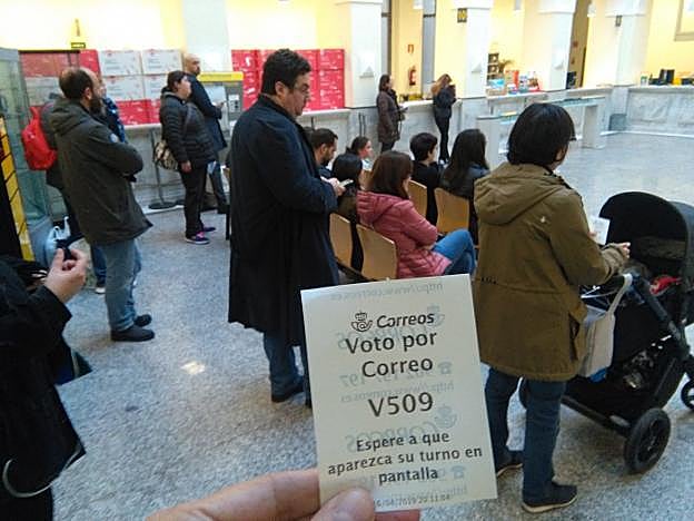 Colas en la oficina de Correos de Gijón para solicitar el voto. 