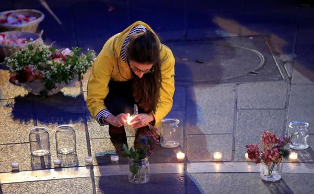 Parisinos y turistas mostraban ayer su dolor en la explanada de la catedral.