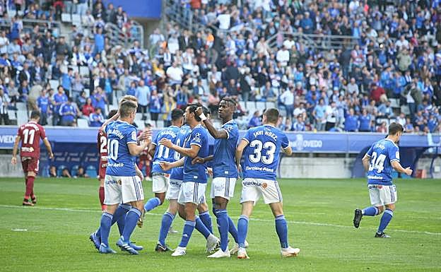Momento de la celebración del primer gol del Real Oviedo
