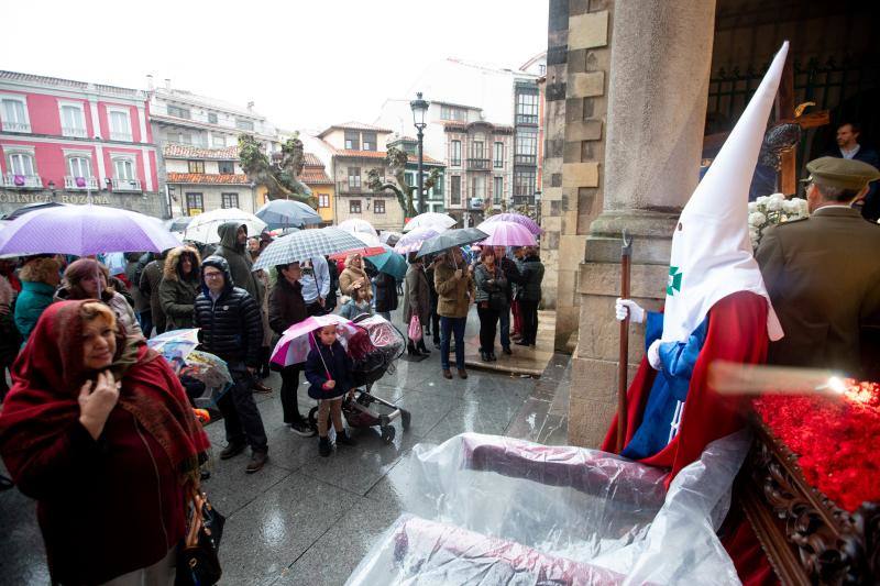 El beso de Judas logró procesionar, pero la incesante lluvia de la tarde impidió los Sanjuaninos cumplir con el Silencio