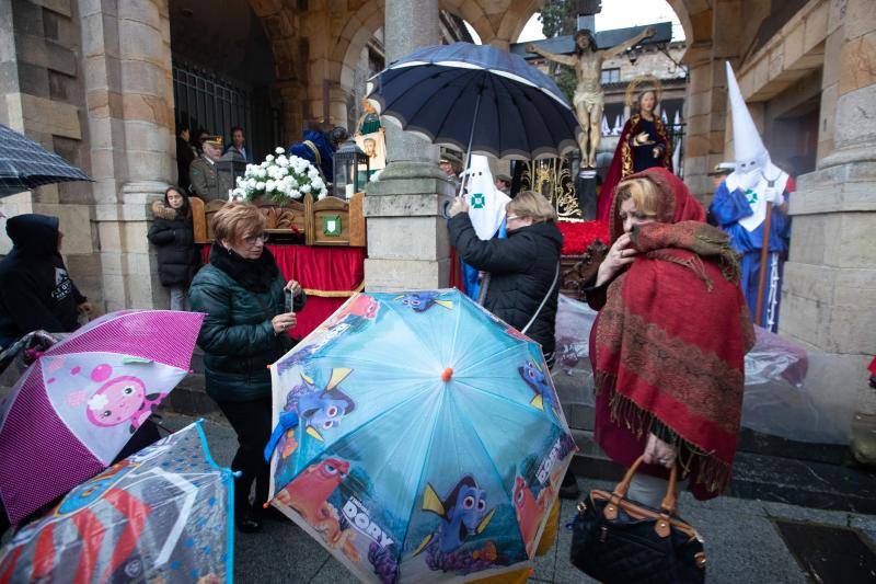 El beso de Judas logró procesionar, pero la incesante lluvia de la tarde impidió los Sanjuaninos cumplir con el Silencio