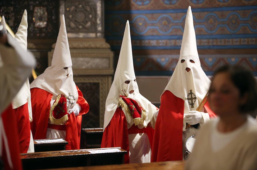 La basílica de San Juan acogió la ceremonia del indulto que tenía previsto celebrarse a las puertas del Tribunal Superior de Justicia. 