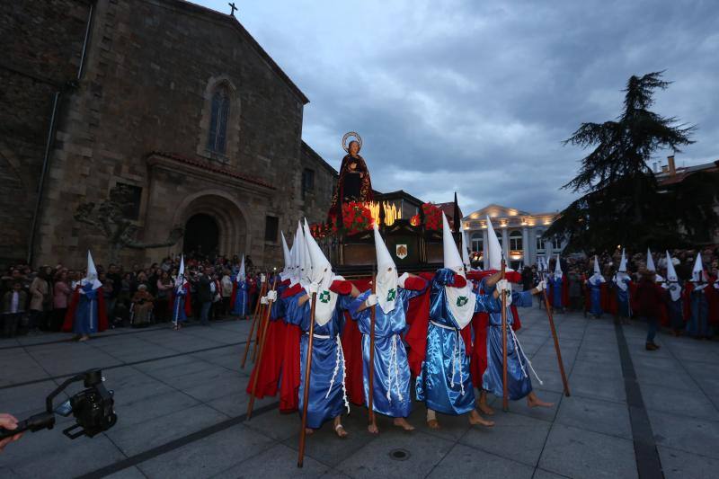 Una abarrotada Plaza de España siguió la procesión del Santo Encuentro en Avilés