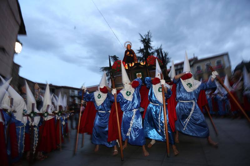 Una abarrotada Plaza de España siguió la procesión del Santo Encuentro en Avilés