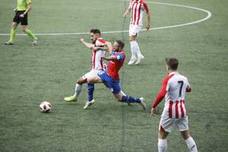 Derrota del Langreo frente a un Bilbao Athletic (0-2) que mostró en Ganzábal la pegada que añoraron los locales.