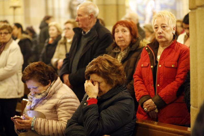 Decenas de devotos siguieron la celebración de las catorce estaciones a cubierto