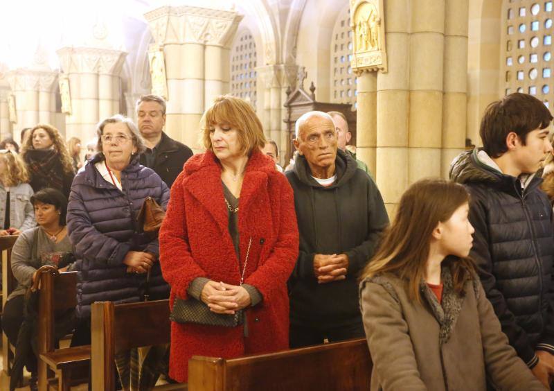 Decenas de devotos siguieron la celebración de las catorce estaciones a cubierto