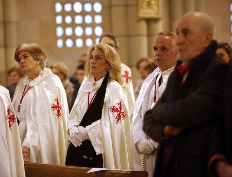 Decenas de devotos siguieron la celebración de las catorce estaciones a cubierto