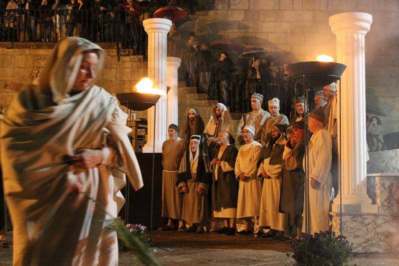 Cientos de fieles presenciaron las últimas horas de Jesús en el Vía Crucis de Infiesto