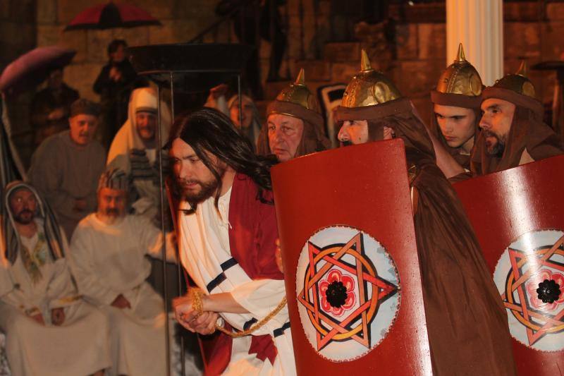 Cientos de fieles presenciaron las últimas horas de Jesús en el Vía Crucis de Infiesto