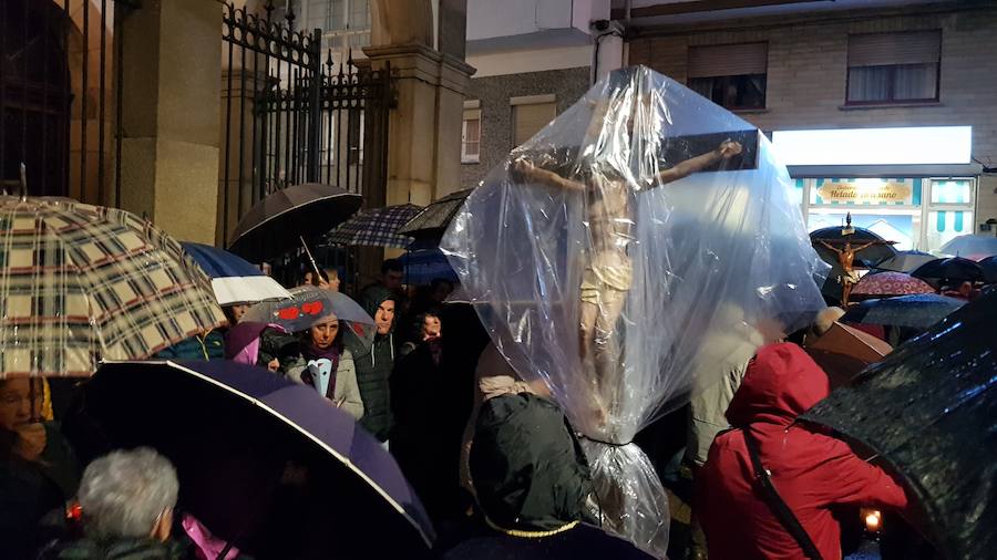 Miles de personas acompañaron eN Luarca a la imagen hasta La Atalaya